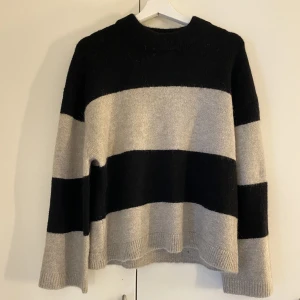 Stickad tröja - Oanvänd & slutsåld tröja från Gina tricot (prislapp kvar). ”Tindra knitted sweater” köpt för 360kr. Säljer för 250kr med frakten inkluderad. Kan iskutera priset🥰
