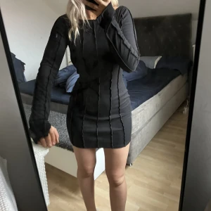 Hanna schönberg x NA-KD - Klänning med sömdetalj från Hanna schönbergs kollektion med nakd. Storlek s, använd 1 gång. 