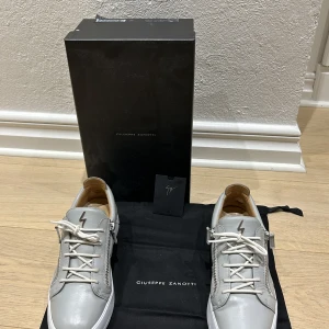 Giuseppe Zanotti FRANKIE Low- top - Tjena !  WTS 🤝  Nu säljer jag mina Giuseppe Zanotti FRANKIE Low- top i färgen grå🐺  Storlek:44 Condition: 8.5/10 Pris: 2500kr (nypris €575)