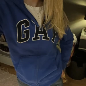 Zip up hoodie - Säljer denna så snygga zip-up hoodien från GAP helt oanvänd!