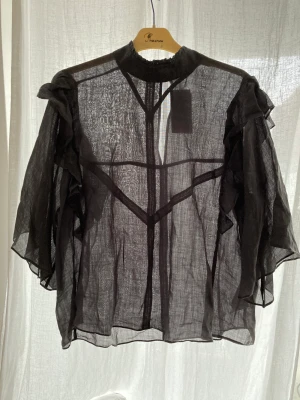 Hunkydory xl  - Säljer en vacker och skir blus från Hunkydory i stl xl.  Jag ville byta till en mindre e.s jag m-l egentligen men det var försent att byta. Har lappar kvar. Helt oanvänd. Nypris 1999 kr 