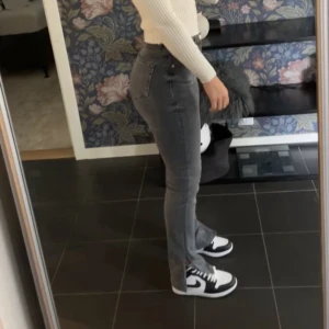 Gråa jeans med slits - Trendiga gråa jeans med slits ifrån Zara. Lagom höga i midjan och passar mig som är 160cm perfekt. Storlek 36. 
