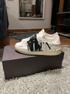 Valentino skor - Ett par valentino skor som är i bra skick. Box, tags, extra sko snören osv finns och följer även med. Dem är i storlek 40,5 men dem sitter som ett par 41or.