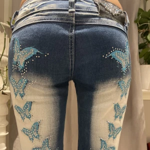 Lågmidjade jeans - Tänkte lägga ut en intessekoll på mina crazy age jeans eftersom dem inte passar mig. Dem är nästan helt oanvända och ser nya ut! hör av dig om du skulle vara intresserad, så kan vi diskutera pris!