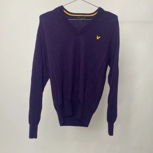Lyle&Scott vintage [med hål] - Lyle &Scott tröja. Hål på högre ärm - enkelt att laga