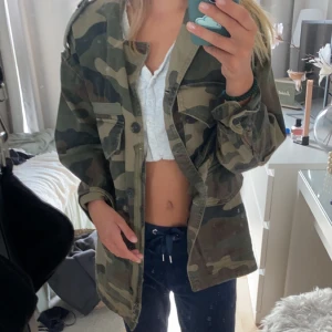Militär jacka - Säljer denna as coola jacka från Zara storlek xs men passar även s❤️