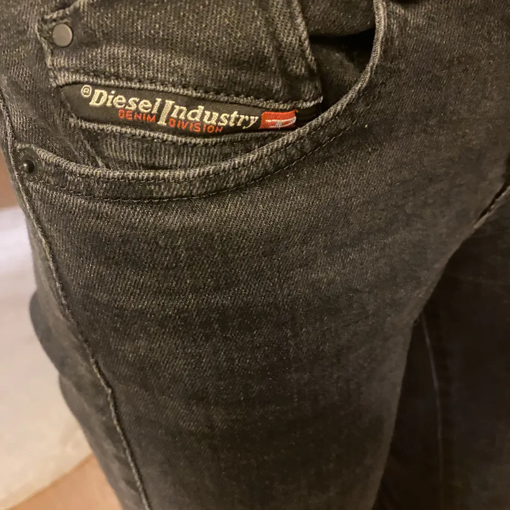 Säljer ett par jättefina Diesel jeans i storlek 27/32, lågmidjade bootcut.  Fint skick, lite långa för mig så de är lite nertrampade längst ner, men inget man tänker på❤️ Köp inte via köp direkt utan kontakta mig istället👍🏼. Jeans & Byxor.