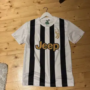 Säljer en Juventus tröja storlek medium i bra skick och typ helt oanvänd.