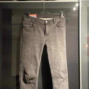 Svarta jeans från Acne i modellen North storlek 30/30. Egentligen 30/32 men har sytt upp dom.