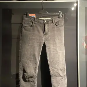Svarta jeans från Acne i modellen North storlek 30/30. Egentligen 30/32 men har sytt upp dom.