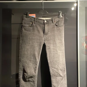 Acne Jeans 30/32 - Svarta jeans från Acne i modellen North storlek 30/30. Egentligen 30/32 men har sytt upp dom.