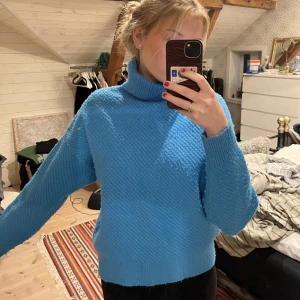 Blå polotröja - Säljer en jätteskön klarblå stickad polotröja från Lindex. Lite nopprig men annars i fint skick. Storlek xs men sitter bra på mig som vanligtvis är en S/M på tjocktröjor.