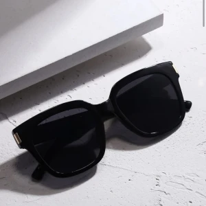 Solglasögon  - 2 olika solglasögon i svart och grå. Säljer dessa pågrund av att jag råka köpa dubbelt😬 Fick hem dom precis och älskar dom verkligen, dom är superfina! Helt oanvända packade upp dom precis från paketet. Säljer dom 47kr styck❤️ Har fler bilder om det önskas