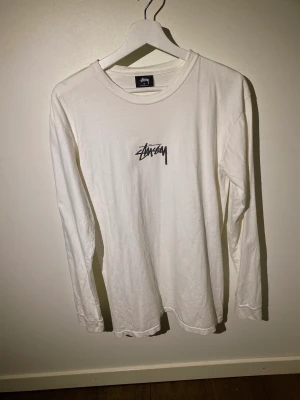 Stussy Långärmad T-shirt  - Hej, säljer min Stussy T-shirt. Den är i bra skick och saknar tecken på användning. Storlek Medium och är True To Size. Priset är inte hugget i sten. Hör av er vid frågor.
