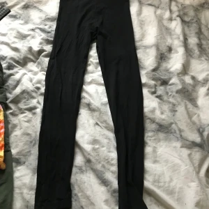 Svarta tights - Jätte fina svarta tights som är i jättebra skick och köparen står för frakt😊
