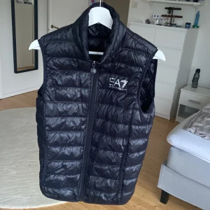 EA7 Väst  - EA7 väst i storlek S Väst i bra skick, passar både XS och S.  Kan mötas upp i Jönköping eller fraktas.