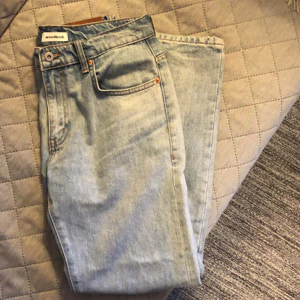 Lite använda jeans i bra skick.  De är mot ”slim fit hållet” och har väldigt bra passform runt benen. Det är riktiga kvalitets jeans också! Är 178cm lång och dom passar mig bra. Storlek: 29/30. Jeans & Byxor.