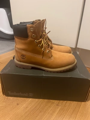 Timberland kängor i nyskick  - Timberland kängor stlk 40  Nyskick Använda 3 ggr 