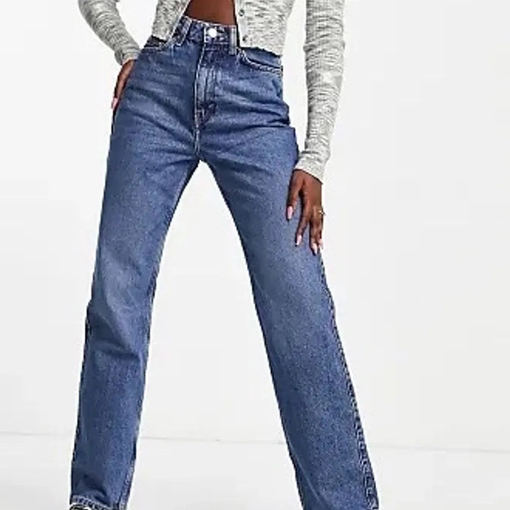 Rowe jeans från weekday, raka i modellen. Jag tog mindre stolek så det satt tajt i låten. I stolek 28/32.  Köparen står för frakten Priset går att diskutera💕🥰. Jeans & Byxor.