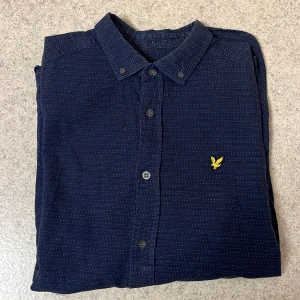 Skjorta  -  Mycket skön Lyle and scott skjorta i fint skick. 100kr