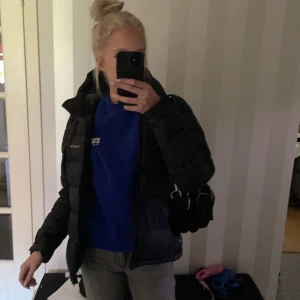 Säljer blå sweatshirt från Gina tricot  - Här är en egen bild på den blåa sweatshirten från Gina där det står ”movement & wellness” på💗