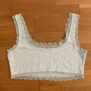 Ljusgrön/turkos croptop - Tunn och mjuk crop top som passar perfekt när det är varmt ute. Funkar också att sova i. Färgen är lite svår att se men skulle säga att det är en väldigt ljus typ mintgrön färg. Funkar för XS-M pga stretch (även L om man har mindre bröst). Aldrig använt.