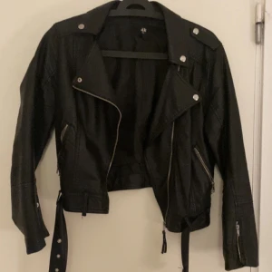 Skinnjacka från hm🖤 - Storlek 40 men känns som en 36, väldigt liten för sin storlek. Gammal modell, säljer pga av att den ej passar mig bra🖤