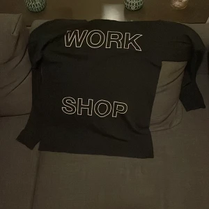 Stussy ourlegacy workshop longsleeve - Säljer en svart workshop longsleeve från en colab mellan our legqcy och stussy