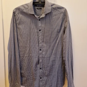 Tiger skjorta  - Tiger skjorta slim fit. Storlek 38. I mycket fint skick.