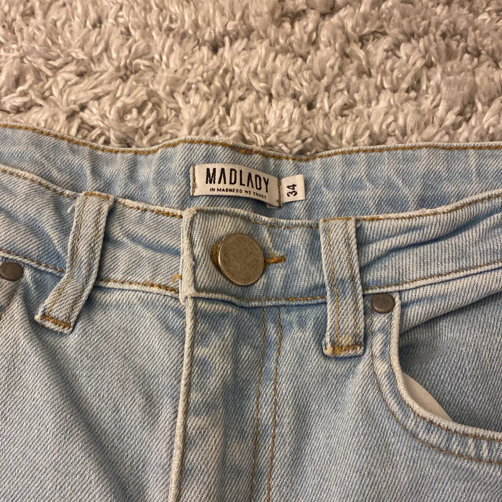 Säljer mina ljusblåa jeans från Madlady i storlek 34. Säljer för att jag inte har någon användning för de längre.. Jeans & Byxor.