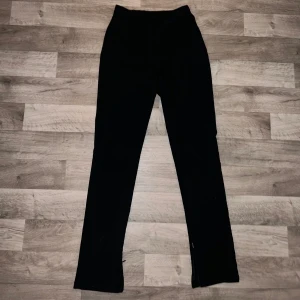 Kostymbyxor  - Jag säljer dessa svarta kostymbyxor ifrån NA-KD i storlek 36😊De har en slits längst ned man kan justera som man vill💓