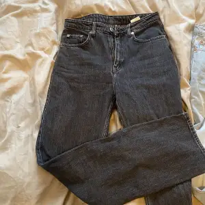 Säljer mina gråa jeans från weekday då dem knappt kommit till användning, suppersnygga i storlek 28/30 , säljer för 200kr plus frakt 