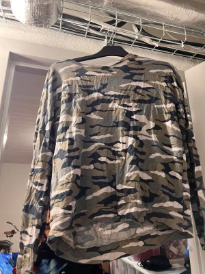 Militär topp - Basic militär topp feån GinaTricot