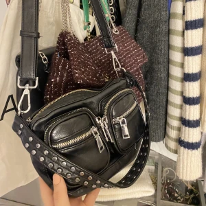 Väska - Säljer min jättesnygga och älskade Noella väska som tyvärr inte komemr till använding längre! Passar till allt och är så snygg! 