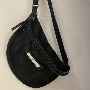 Väska - En magkänsla från DAY. Knappt använd men har några vita (knappt synliga) prickar längst ner. 