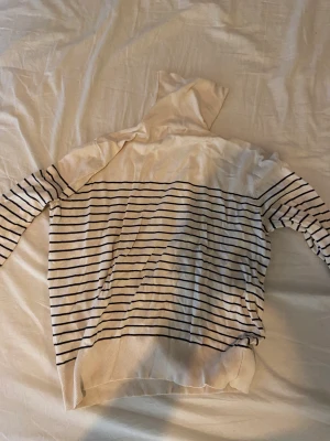 Randig tröja från HM - Fin randig tröja med krage. Oanvänd 