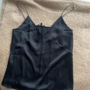 Jättefint svart och nätt linne från Massimo dutti. I storlek small 💗 superfint skick! Säljer då de är något litet för mig :(