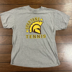 Spartan titans Vintage tshirt - Snygg vintage T-shirt i storlek XL! Bara att skriva om du undrar över något🙏