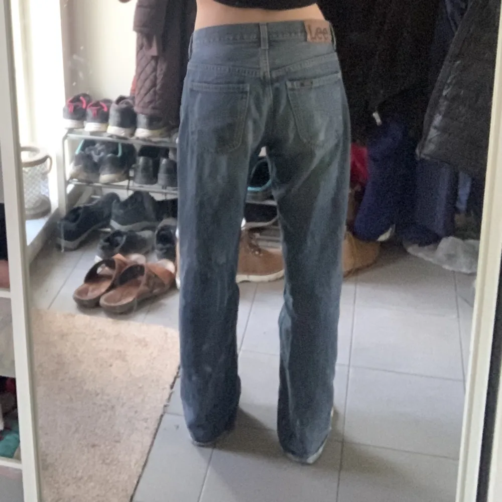 lågmidjade jeans från lee i rak/utsvängd modell. klippta längst ner eftersom dom var för långa på mig (168 cm), bra skick och säljs endast för att jag behöver pengar🙏💗midjemått på tvären: 39 cm, innerbensläng: 78 cm🫶🫶. Jeans & Byxor.