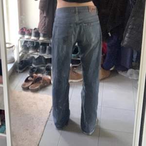 lågmidjade jeans från lee i rak/utsvängd modell. klippta längst ner eftersom dom var för långa på mig (168 cm), bra skick och säljs endast för att jag behöver pengar🙏💗midjemått på tvären: 39 cm, innerbensläng: 78 cm🫶🫶