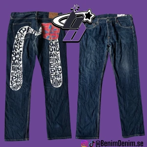 Evisu daicock jeans - Evisu daicock jeans med texten ”Before anyone did anything Evisu did everything”   Modellen är 180cm 💜 Midja rakt över 47cm 💜 Ytterben 108cm 💜Innerben 84cm PRISET ÄR INTE FAST‼️ 
