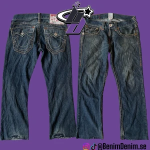 true religion jeans  - snygga true religion jeans med skön passform, avklippta längst ner, modellen är 180cm lång🖤 midja rakt över, 43cm 🖤 innerben, 74cm🖤 ytterben, 97cm🖤 PRISET ÄR INTE FAST‼️ 