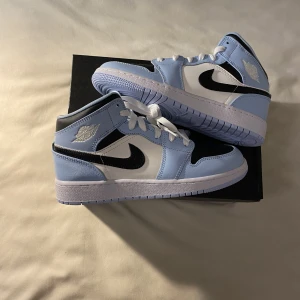 Air Jordan 1 Mid (GS) Ice Blue - Hej! jag säljer ett par helt nya Air Jordan 1 Mid (GS) ”Ice blue” i storlek 38 för 1850kr ink frakt 🚚 💙 Fraktar samma eller dagen efter betalning 💵  Hör av dig vid frågor💕