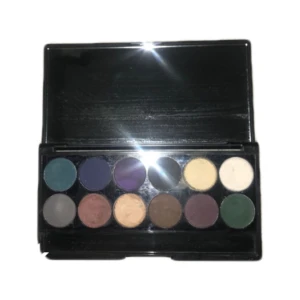 Smink - Eyeshadow, man ser att det är lite använt men har använt den 2-3 gånger.