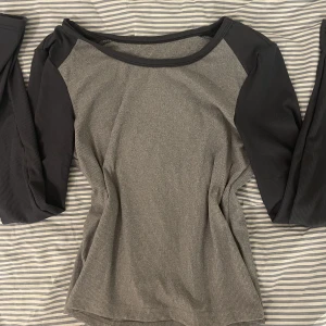 Tröja - Grå långärmad med blåa ärmar