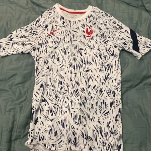 Frankrike T-shirt  - Frankrikes uppvärmningströja från säsongen 21/22, storlek S, knappt använd. 