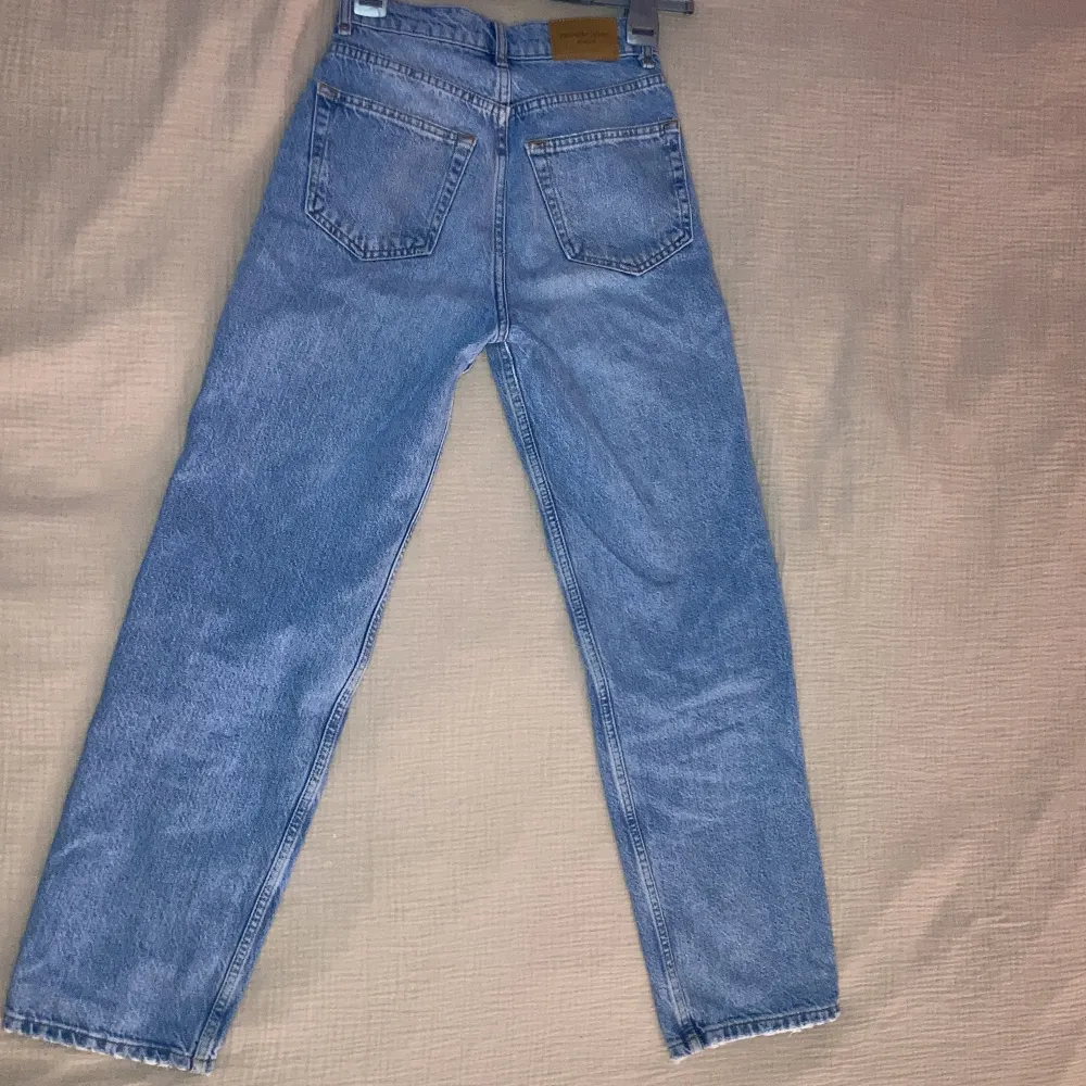 Högmidjade jeans från Gina Tricot i bra kvalitet. 100 kr inklusive frakt. . Jeans & Byxor.