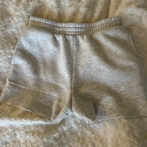 Mjukisshorts - Mysiga ljusgrå mjukisshorts från Bikbok. Lite noppriga men väldigt sköna  + spårbar frakt 50kr 