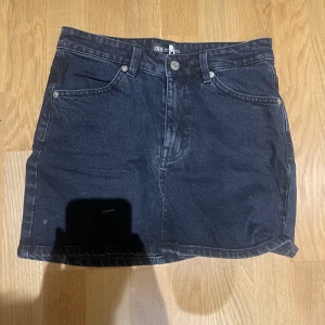 Zara, Kjol - Zara, Kjol som är väldigt snygg. Färgen är svart och storleken är M. Nypris: 550