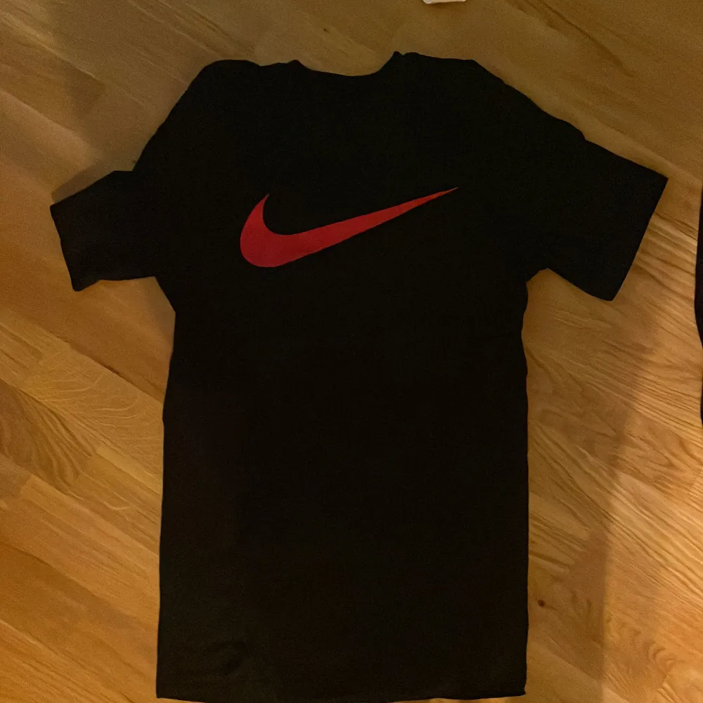 Träning T-Shirt. Nike och Reebok  Köpare står för frakt Alla för 250  En för 50. T-paidat.